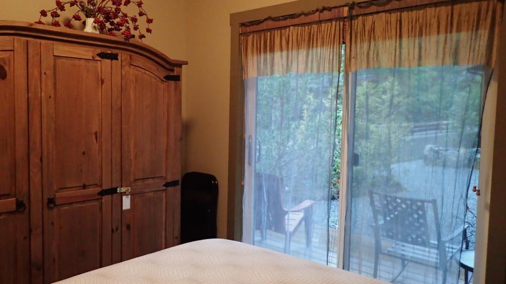 Wild Coast Chalets Port Renfrew Habitación foto