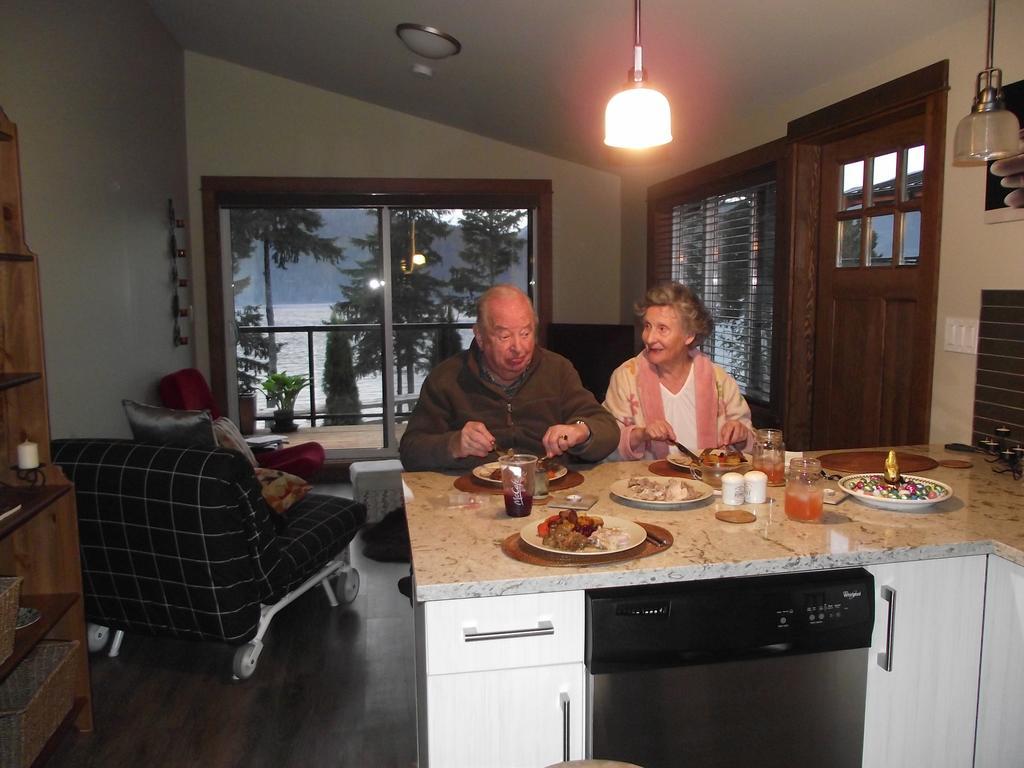 Wild Coast Chalets Port Renfrew Habitación foto