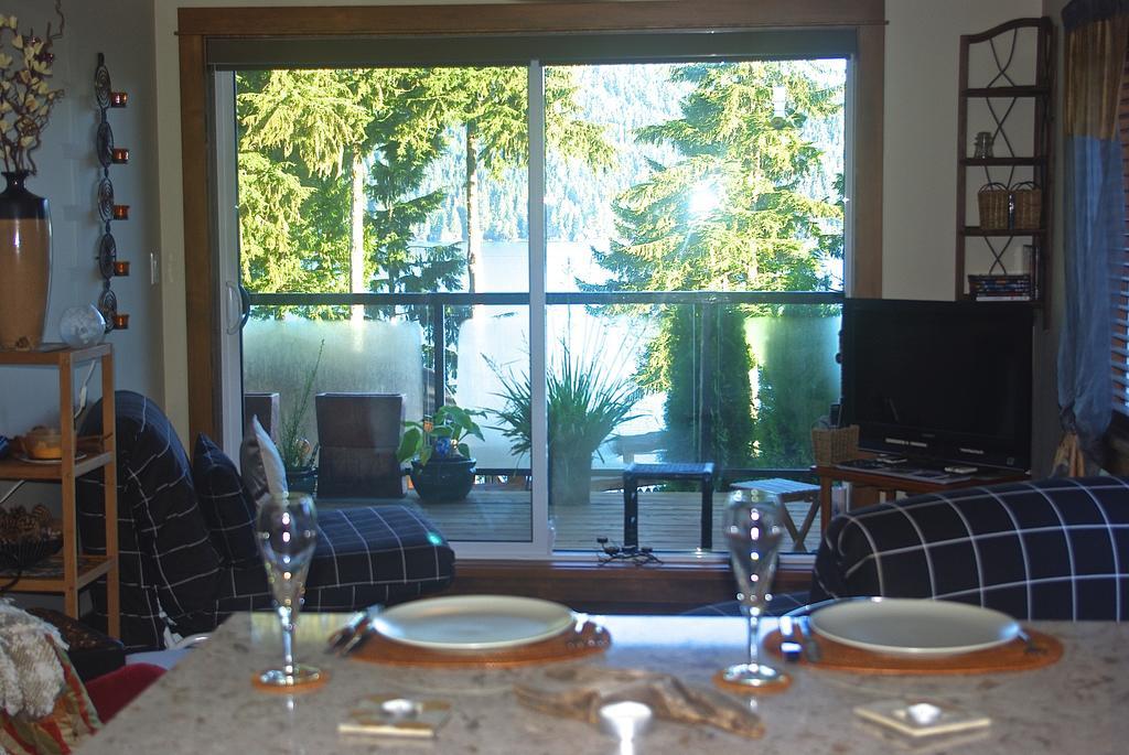 Wild Coast Chalets Port Renfrew Habitación foto